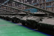 ロシア軍、5月に近代化されたT-80BVM戦車の新しいバッチを受け取る予定！