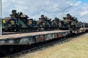 ドイツの鉄道貨車に積み込まれる米第1機甲旅団戦闘団のM2ブラッドレー歩兵戦闘車！