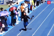 中国の陸上大会で選手らを引き離して独走するカメラマンが話題に
