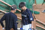 【悲報】辻監督、佐藤龍世の股間をバットで突く