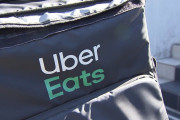 「あおり運転の標的にされる」ウーバーイーツのロゴを隠す配達員が急増。