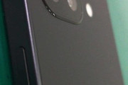 ｢Pixel 9a｣と思われるスマホの実機写真がリーク ｢Essential Phone PH-1｣みたいな見た目になるかも
