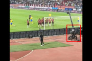 ◆悲報◆サウジのゴール裏クレーンカメラマン、迫力のクリロナFK映像を撮ろうとした結果、強烈FKが自分の脳天直撃?