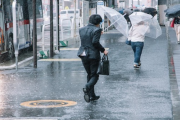 豪雨のなか帰宅していると、いきなり目の前で男性が消えた！→ 俺「な、何があった！？」→ 消えた地点を確認しに行ったら、なんと…
