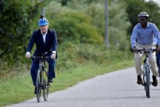 【英国】ジョンソン首相「家にいて」呼び掛け中にサイクリングして批判