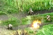 【動画】ロシア軍の歩兵にRPGを撃ち込むウクライナ(((ﾟДﾟ)))