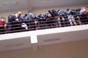 【動画】ボリビアの大学の手すり崩壊事故、やはり何回見てもヤバすぎる