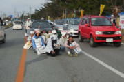 【画像】辺野古基地前、車道のド真ん中で座り込み、車を止めて一般市民を困らせる