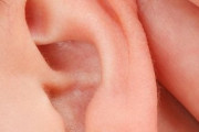 【危険】ワイ、ノリでピアッサー使わず耳たぶに穴を開けてしまった結果…