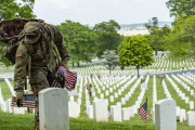 メモリアル・デー (戦没将兵追悼記念日)前に墓石に米国旗を置く歩兵第3連隊の兵士たち！