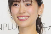 泉里香さん、素肌ジャケットから“美背中”披露