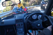 【ドラレコ】逆走しながら無謀な追い越しをしたバイク乗りさん、散る！