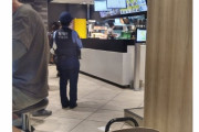 【画像】警察官さん、マクドナルドを買いに来ただけで晒される