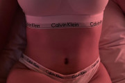 【画像あり】Twitter裏垢女子さん、カルバンクラインのスポブラに凶悪なおっぱい