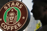 ロシア版スタバ、そっくりロゴで開店　コーヒーだけでなく酒や食事も