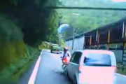 反対車線に飛び出した軽自動車にぶっ飛ばされるライダーの映像がくっそ怖い。