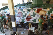 タイ陸軍の兵士が手作業で中国製85式装甲車をデジタルカモフラージュ塗装！