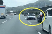 これが逆煽り運転か。東名高速下りで周りの車をイライラさせるヤリスが撮影される。