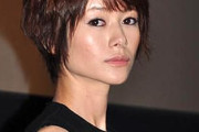 【画像】真木よう子さん(43)「見て、おっぱいがこんなにパンパンでHカップのブラからハミ出る」