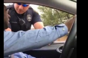 【動画】白人警官が黒人男性を職質！「子供いるのにチャイルドシート装備しないのか？」「私に子供はいません！」　→  まさかの衝撃展開に！