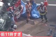 【動画】 阪神高速湾岸線　渋滞中の車列にトラック突っ込み軽乗用車が大破　男女2人死亡 ⇒ 厚さ30センチまで押しつぶされる