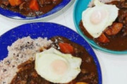 小川菜摘さん(60)、美味そうなカレーのレシピを公開。しかし最後に目玉焼きを乗っけてしまう。