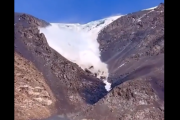 【衝撃動画】キルギスの山脈ガイドツアーに参加した人「お、雪崩やんけ！撮ったろ！めっちゃ離れているし、大丈夫やろ…あれ？」 → 結果…