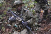 自衛隊のレンジャーって山に食料なしで放たれてヘビとか捕まえて食ってるってマジ？