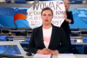 海外「ロシア国営TVの生放送中に反戦を訴える女性が乱入」