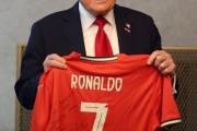 【画像】トランプ大統領、ロナウドのサイン入りユニフォームを貰って嗚咽大号泣してしまうｗｗｗｗｗ