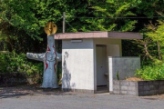 【！？】なぜか公衆トイレの裏に『太陽の塔』が・・・→その理由がコチラ