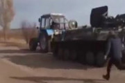 【悲報】ウクライナの農民、トラクターでロシアの装甲車を盗む