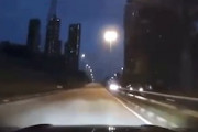 公道で鬼加速して渋滞に突っ込みかけたお馬鹿ドライバーの車載映像。