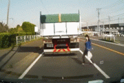 【動画】まんさん「お、車向かってきてる、まぁ轢かれんやろ私女やし」感は異常