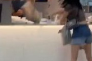 中国女子がカフェの注文カウンターでブチ切れて暴れまくる