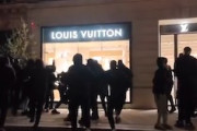 【動画】フランスの暴徒、ルイ・ヴィトンの特殊強化合わせガラスに敗北する。