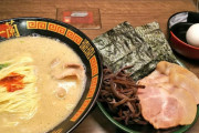 【画像】このラーメン、セットでこれだけついてなんと1580円！！