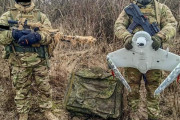 ウクライナで民間ドローンの軍事転用相次ぐ…火炎瓶で空爆など！