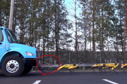 犬型ロボットのみで、大型トラックを動かしてみた！このパワーは少し恐ろしい… 海外の反応