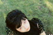 【画像】草の上でくつろぐ伊藤万理華ちゃん、とてもイイ感じ