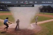 【危機一髪】少年野球の試合中に竜巻が発生、巻き込まれたキャッチャーを審判が助ける