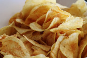 【悲報】湖池屋さん、ついにポテトチップスの値上げを決断してしまう