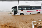 【動画】台風でも平気で運転し続けるバスの運転手が発見される＠九州