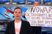 ロシアの国営チャンネルが生放送中に放送事故を起こす「プロパガンダを信じるな！貴方はここで嘘をつかれている！戦争を止めろ！」その後、プラカードを持った職員は連行される