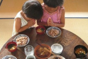 【海外の反応】日本人（仮）「みんなの国では食べる前に何を祈る？」