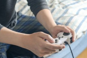 30歳ゲーマー、ゲーム中に娘に「遊ぼう」と言われ「うるさい、邪魔するな！」と怒鳴り、包丁を手に妻を殺そうとして逮捕