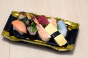 【急募】スーパーのパック寿司をできるだけみすぼらしくなく食べる方法