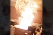【動画】ママさん、火がついた油に蛇口から水を注いでしまうｗｗｗｗｗ