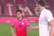 さすが宗主国は容赦無いな。全て正しい！　～　【サッカー】韓国選手が敗戦で握手拒否、中国ネット「韓国人のスポーツ精神はこんなもん」「それでこそ韓国選手の風格」