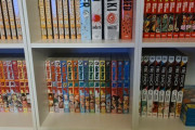 「俺なら日本語の漫画しか買わない」外国人の漫画コレクション棚が話題に